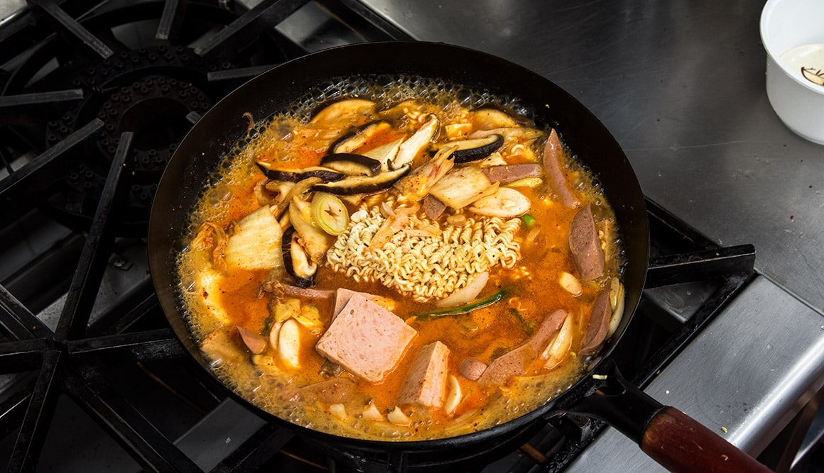 [new World Mart] Budae Jjigae (spicy Sausage Stew) 1.5kg (frozen) *free 